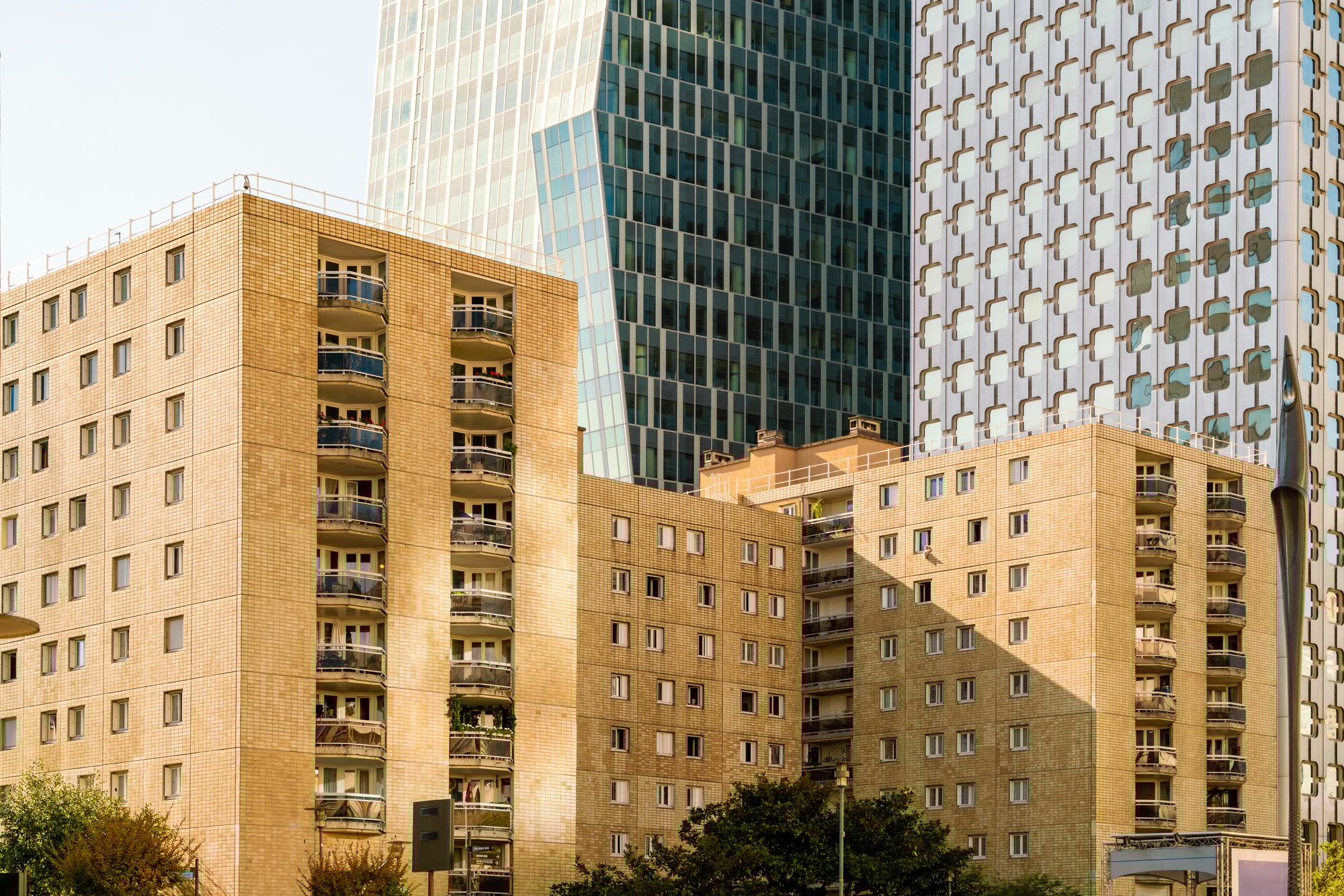 Building a Passive Income Portfolio: Stocks, Bonds, and Real Estate Mix